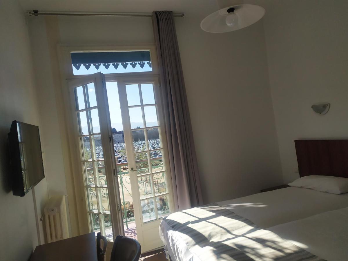 Hotel Le Postillon Pau Exterior photo
